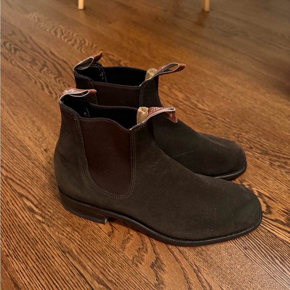 Men’s RM Williams Brown Suede Turnout Chelsea Boots. Rounded toe.